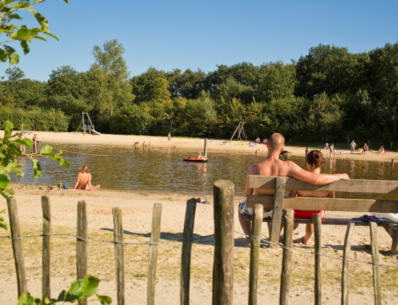 Playa - Stel op bankje (medium).jpg