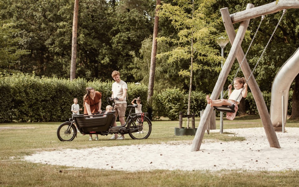 Camping-de-kleine-wolf-faciliteit-bakfiets-gezin.jpg