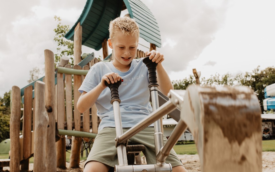 Camping-de-kleine-wolf-kamperen-klaverweide-speeltoestel-10.jpg