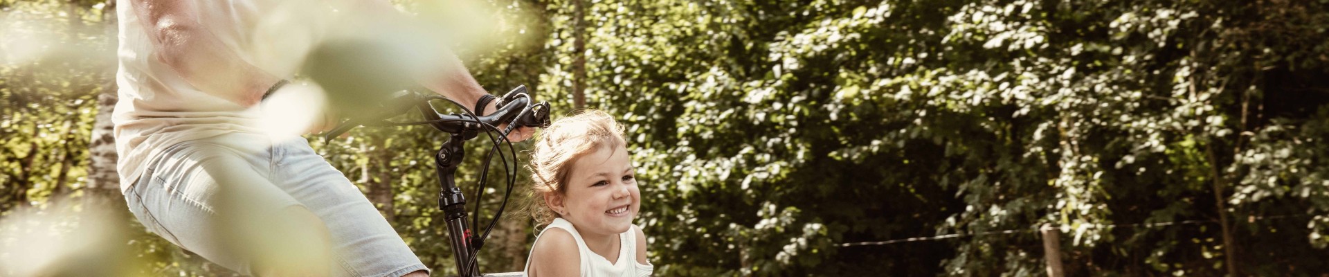 Camping-de-kleine-wolf-faciliteit-bakfiets-vader-dochter.jpg