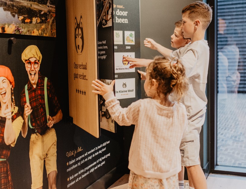 Camping-de-kleine-wolf-receptie-tijdlijn-boek-kijken-2.jpg