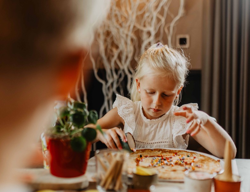 Camping-de-kleine-wolf-faciliteit-horeca-pannenkoeken-gezin-eten-3.jpg