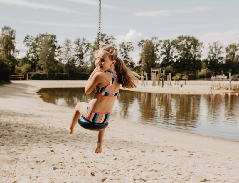 Camping-de-kleine-wolf-faciliteit-zandstrand-kabelbaan-meisje-4.jpg