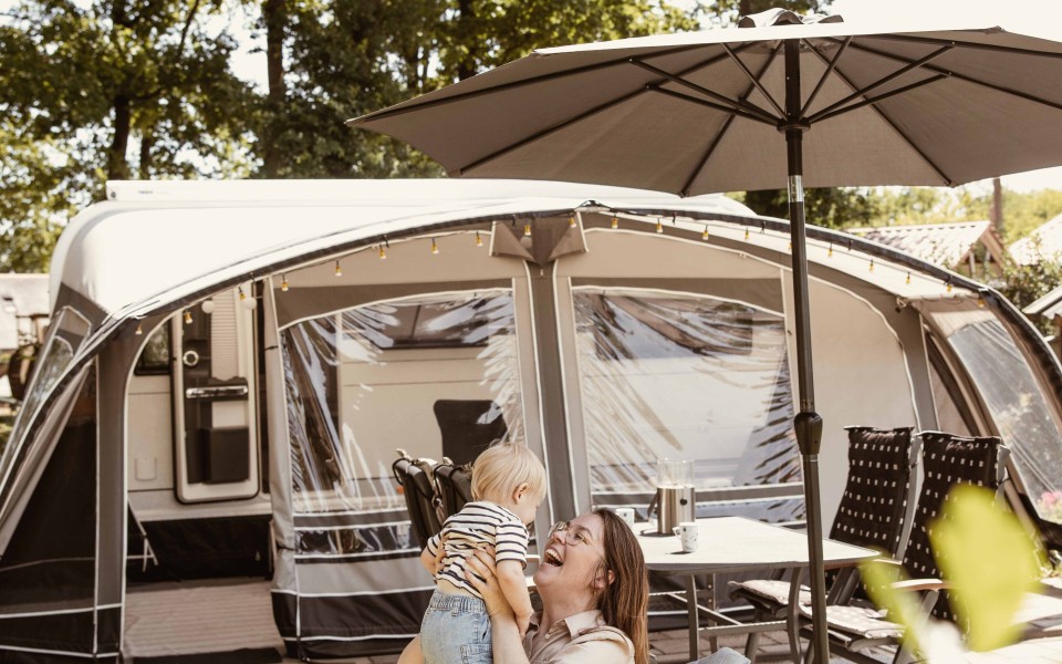 Camping-de-kleine-wolf-kamperen-baby-moeder-lachen.jpg