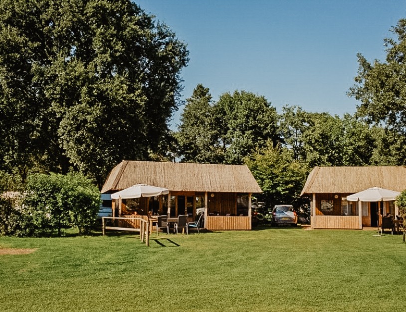 Camping-De-Kleine-Wolf-Accommodatie-Klaverlodgebeetje.jpg