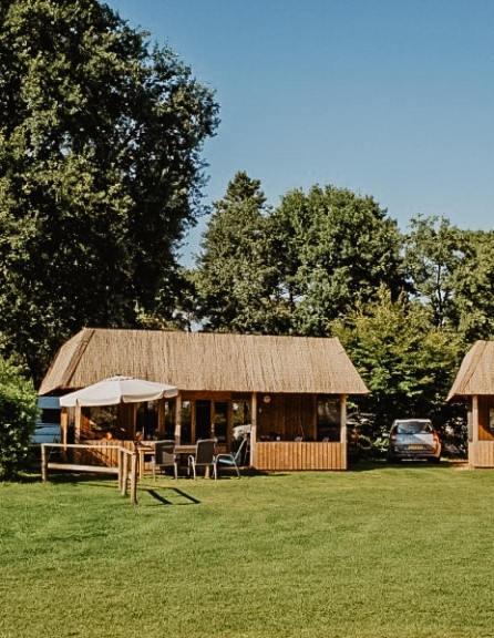 Camping-De-Kleine-Wolf-Accommodatie-Klaverlodgebeetje.jpg