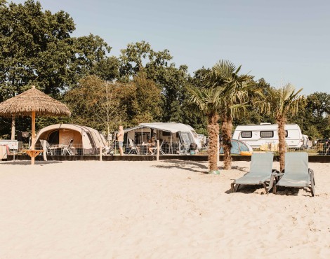 Camping-de-kleine-wolf-kamperen-aan-water-flamingo.jpg