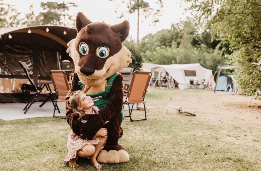 Camping-de-kleine-wolf-animatie-kuffelen-wolfie-verliefd.jpg