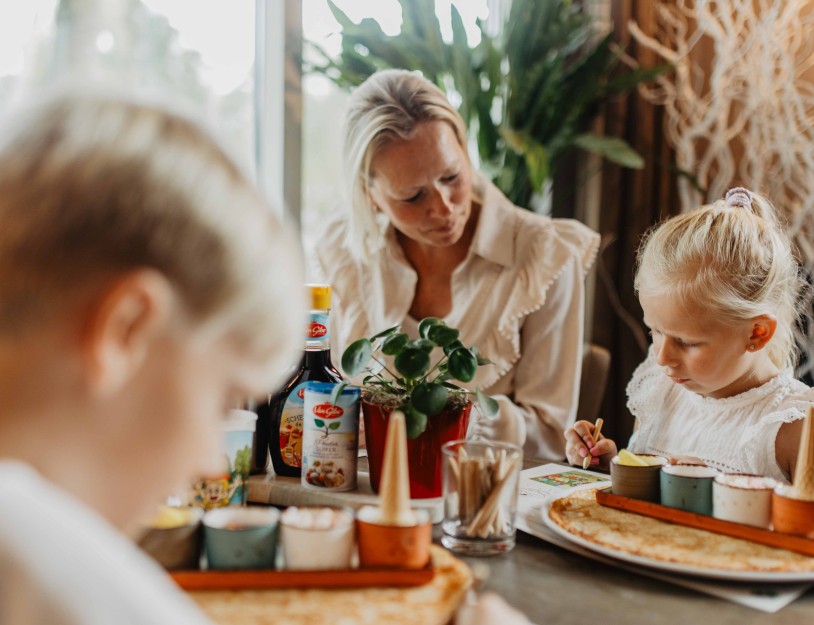 Camping-de-kleine-wolf-faciliteit-horeca-pannenkoeken-gezin-eten.jpg