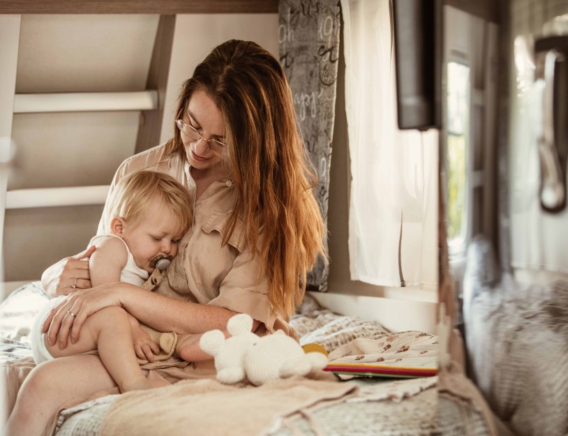 Camping-de-kleine-wolf-kamperen-moeder-baby-bedje-slapen.jpg