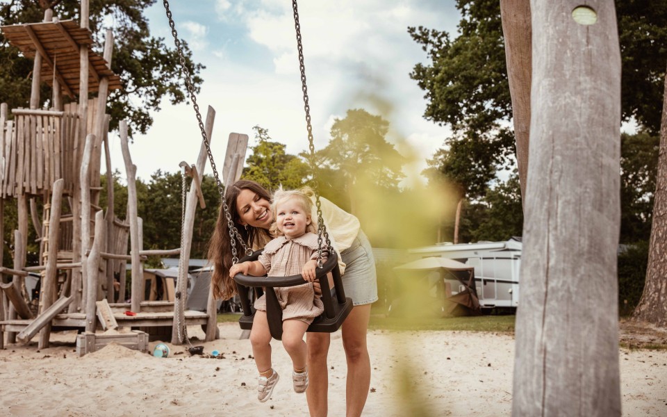 Camping-de-kleine-wolf-kamperen-fazant-schommel-moeder-dreumes-4.jpg