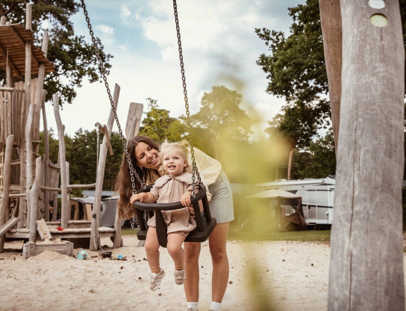 Camping-de-kleine-wolf-kamperen-fazant-schommel-moeder-dreumes-4.jpg