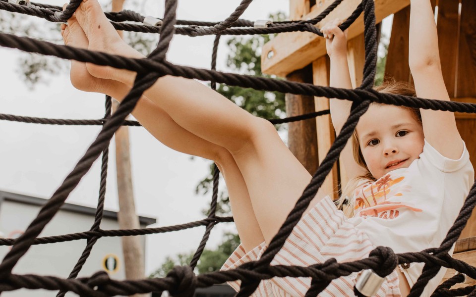 Camping-de-kleine-wolf-speeltoestel-specht-meisje-touwbrug.jpg