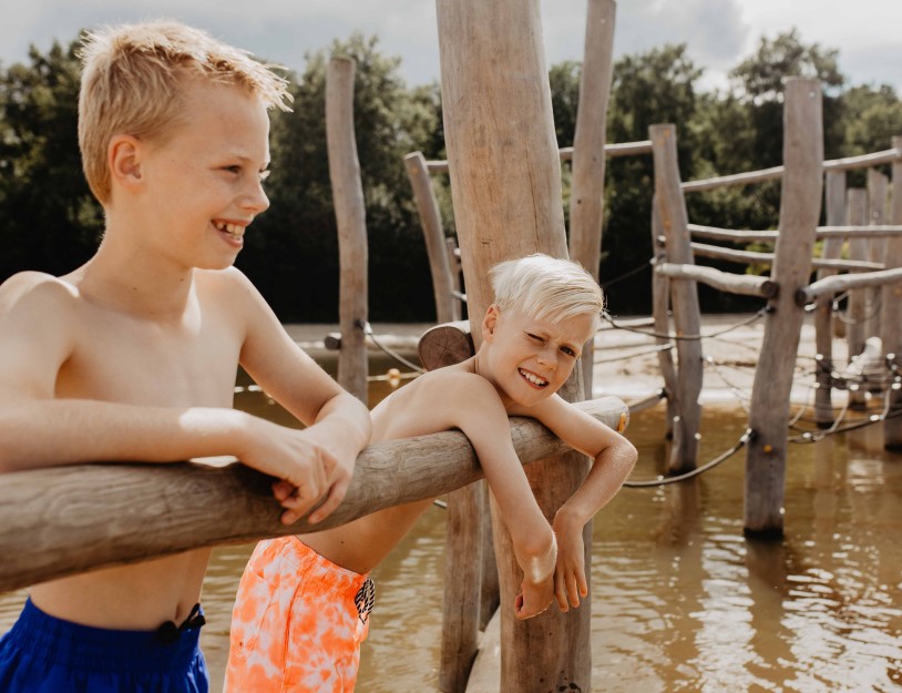 Camping-de-kleine-wolf-faciliteit-zandstrand-kabelbaan-meisje-7.jpg