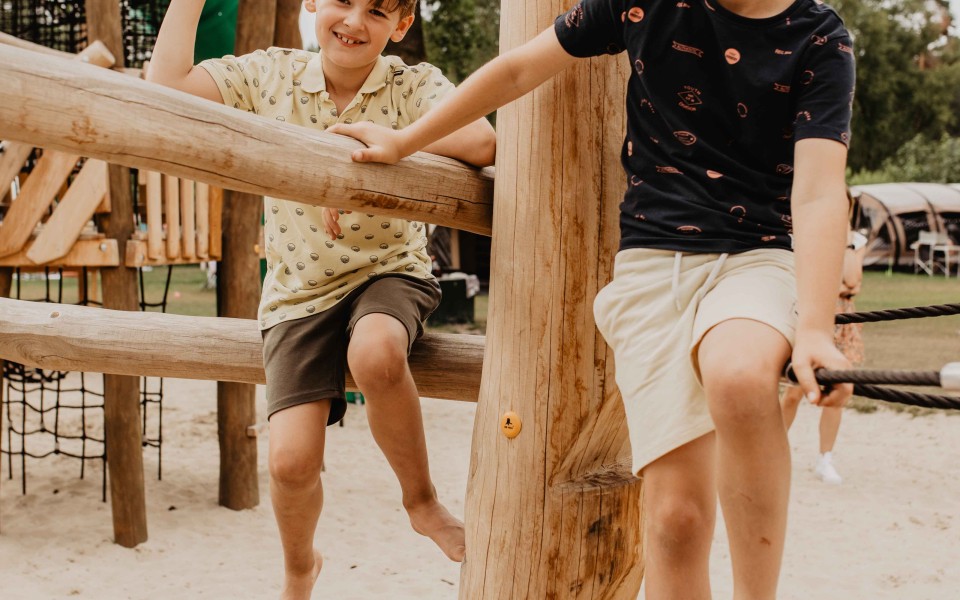 Camping-de-kleine-wolf-speeltoestel-specht-jongens-3.jpg