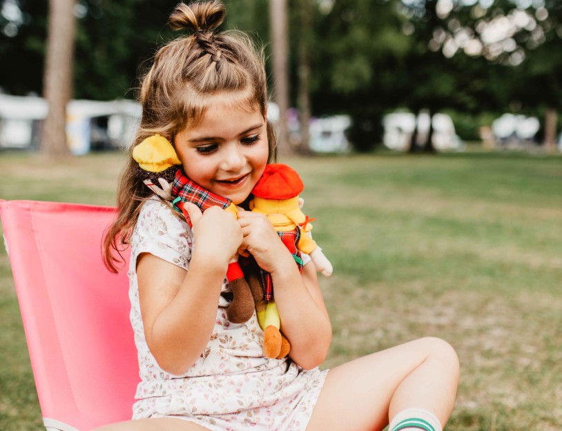 Camping-de-kleine-wolf-merchandise-meisje-knuffelen.jpg