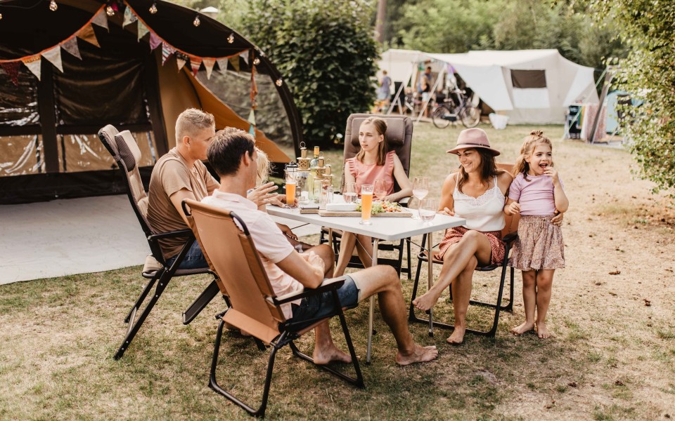 Camping-de-kleine-wolf-kamperen-gezelligheid-borrelen.jpg