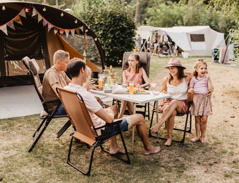 Camping-de-kleine-wolf-kamperen-gezelligheid-borrelen.jpg