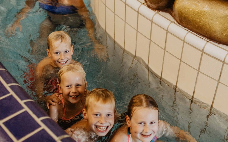 Camping-de-kleine-wolf-faciliteit-binnenzwembad-stroomversnelling-2.jpg
