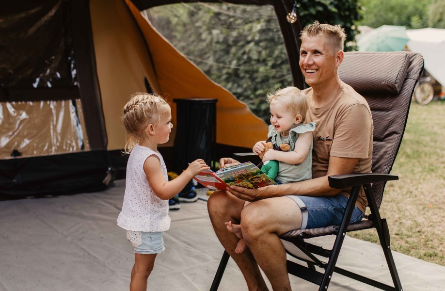 Camping-de-kleine-wolf-kamperen-boekje-lezen-kinderen.jpg