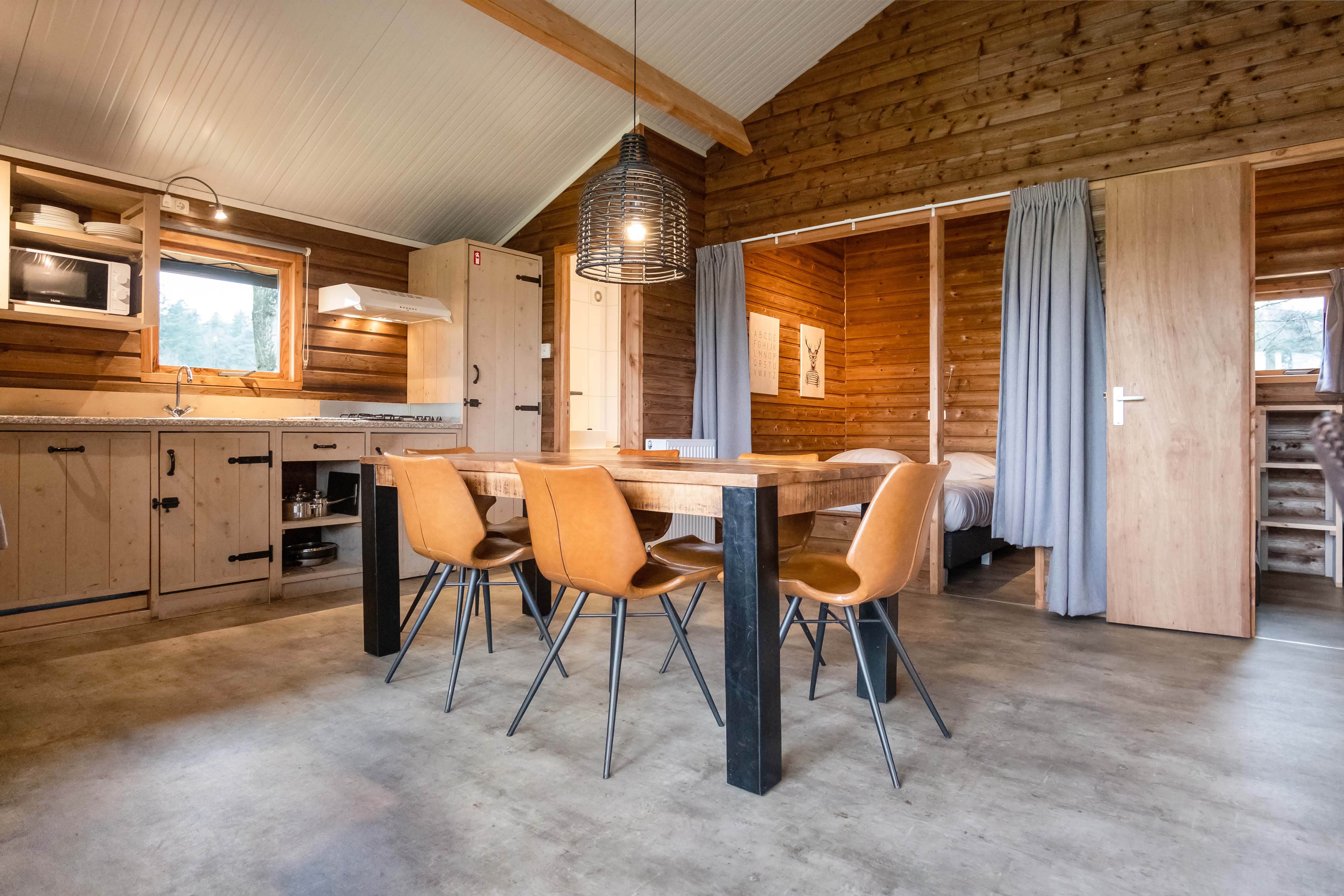 Camping-de-kleine-wolf-accommodatie-zwaluwlodge-eettafel.jpg