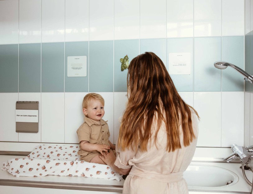 Camping-de-kleine-wolf-faciliteit-sanitairgebouw-kindersanitair-baby-aankleedkussen.jpg