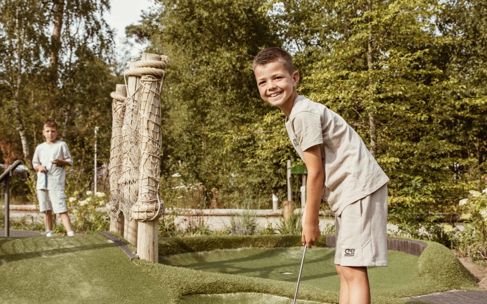 Camping-de-kleine-wolf-faciliteit-adventuregolf-jongen-4.jpg