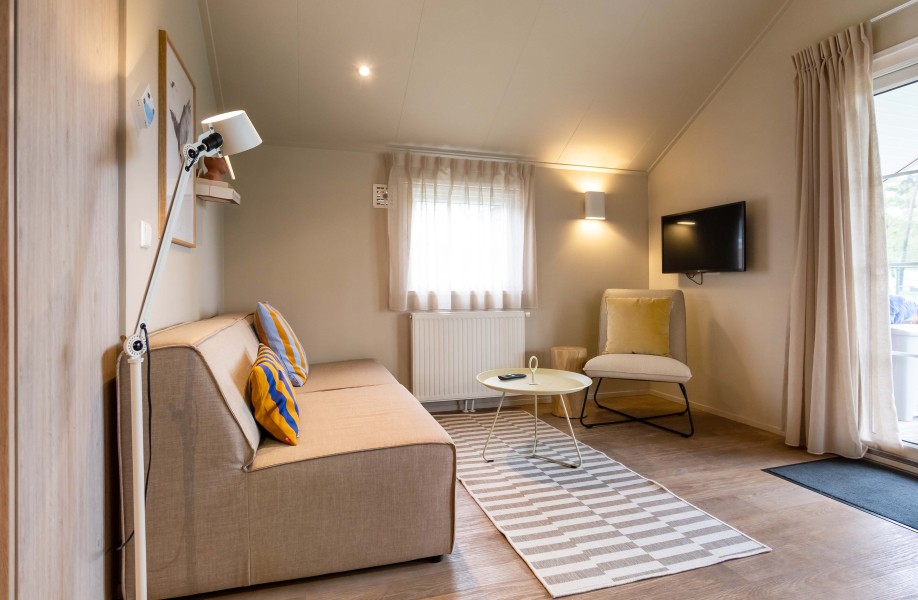 Camping-de-kleine-wolf-accommodatie-Outdoorlivinglodge-6personen-woonkamer.jpg