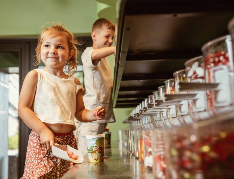 Camping-de-kleine-wolf-faciliteit-foodbar-snoepwand-meisje-2.jpg