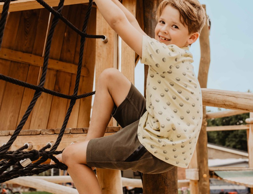 Camping-de-kleine-wolf-speeltoestel-specht-hangen-brug-jongen-blauw.jpg