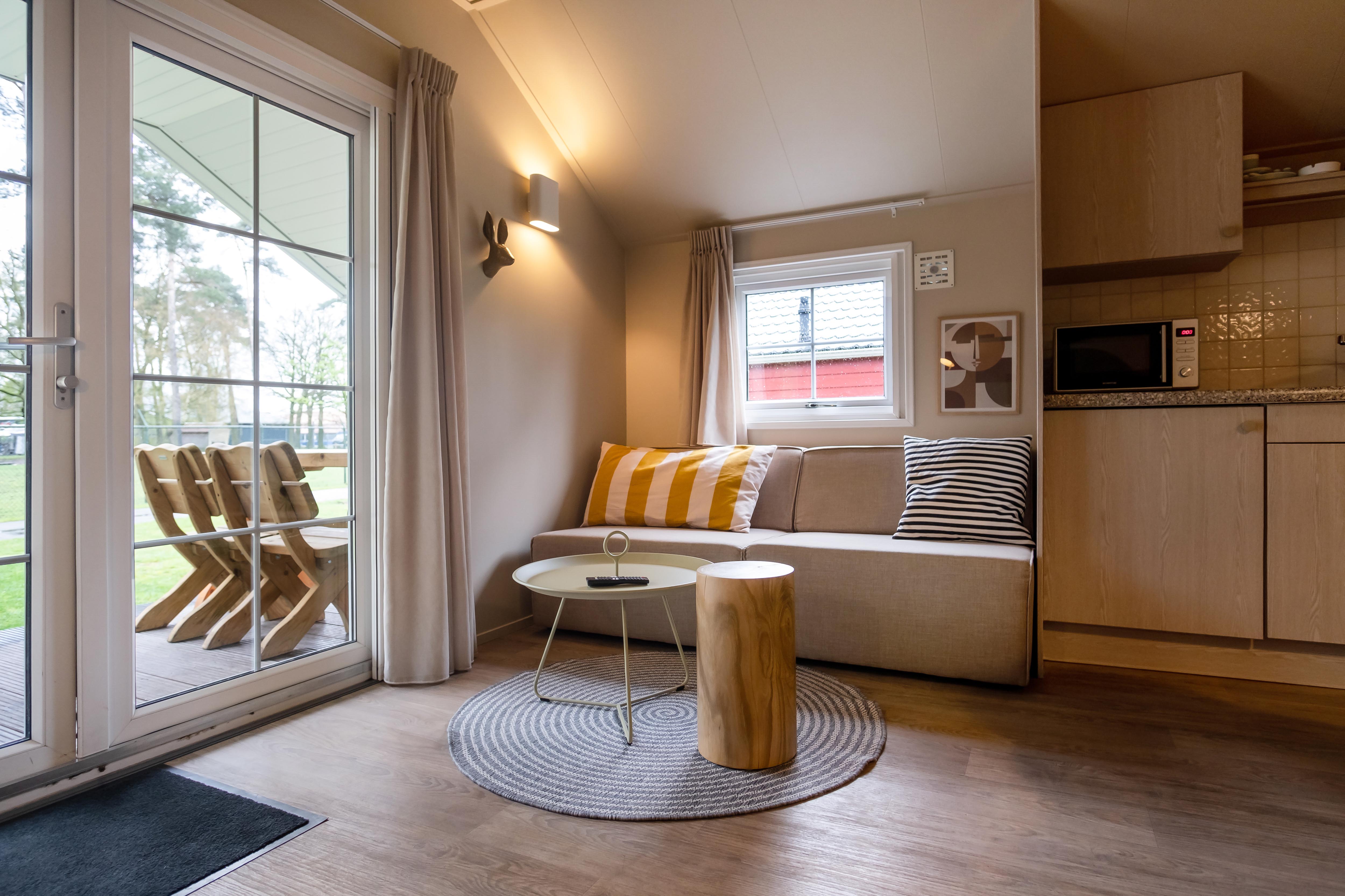 Camping-de-kleine-wolf-accommodatie-Outdoorlivinglodge-4personen-woonkamer.jpg