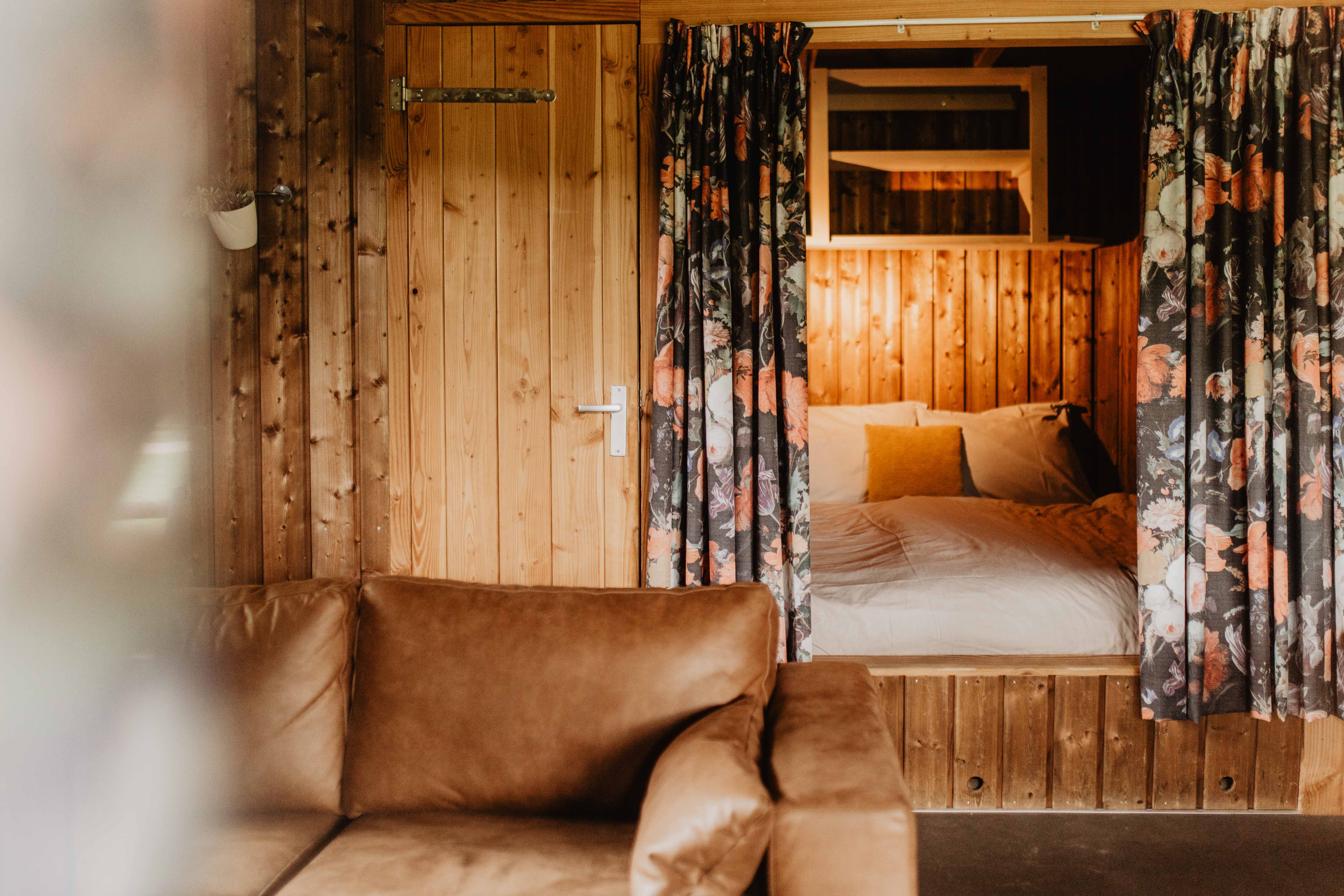 Camping-De-Kleine-Wolf-Accommodatie-Klaverlodge-woonkamer-slaapkamer-2.jpg