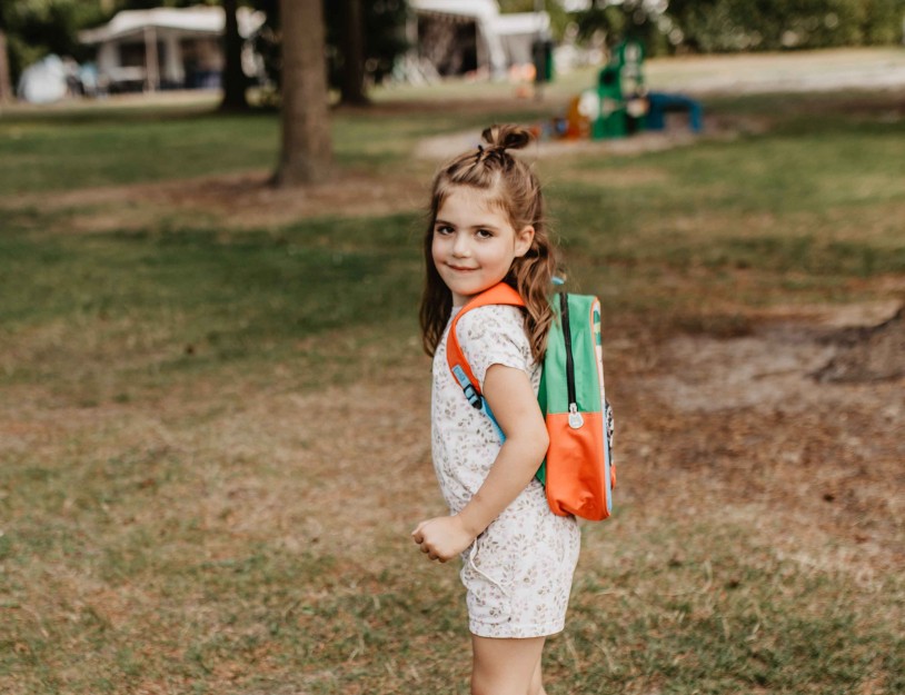 Camping-de-kleine-wolf-merchandise-meisje-tas-rug.jpg
