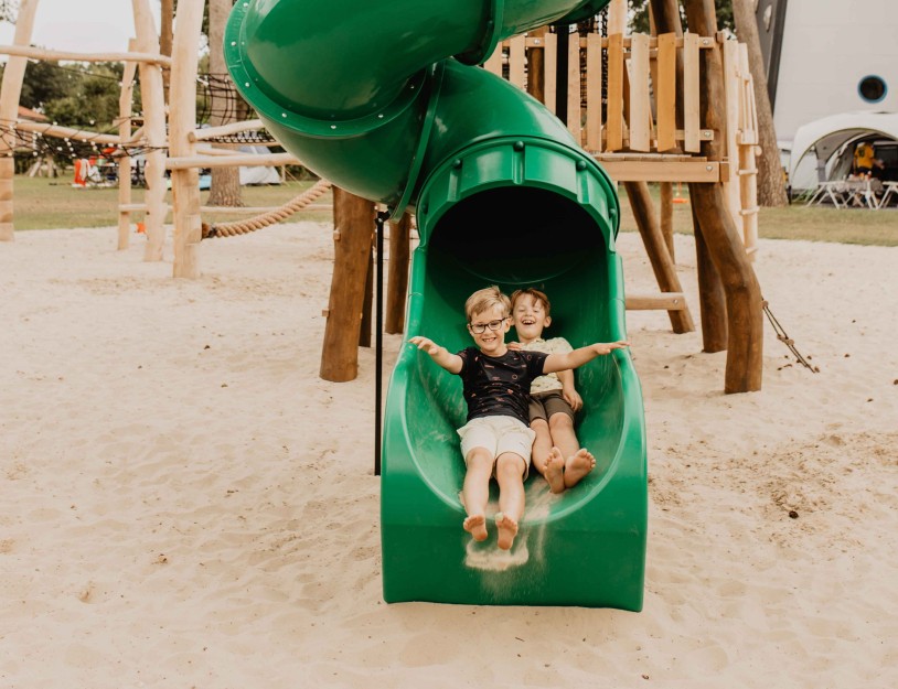 Camping-de-kleine-wolf-speeltoestel-specht-jongens-glijbaan.jpg