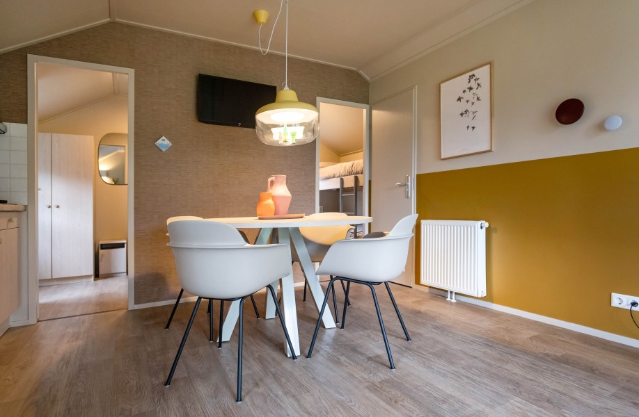 Camping-de-kleine-wolf-accommodatie-Outdoorlivinglodge-4personen-eettafel.jpg