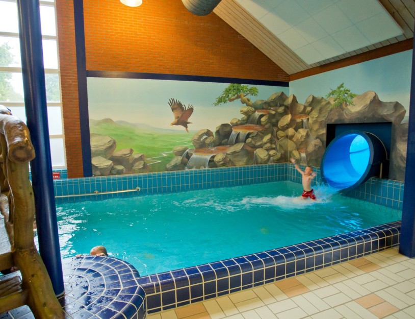 Zwembad - Binnen glijbaan jongen springt (large).jpg