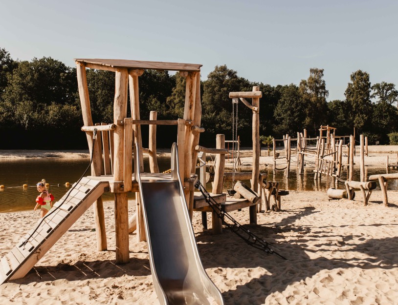 Camping-de-kleine-wolf-faciliteit-zandstrand-speeltoestel.jpg