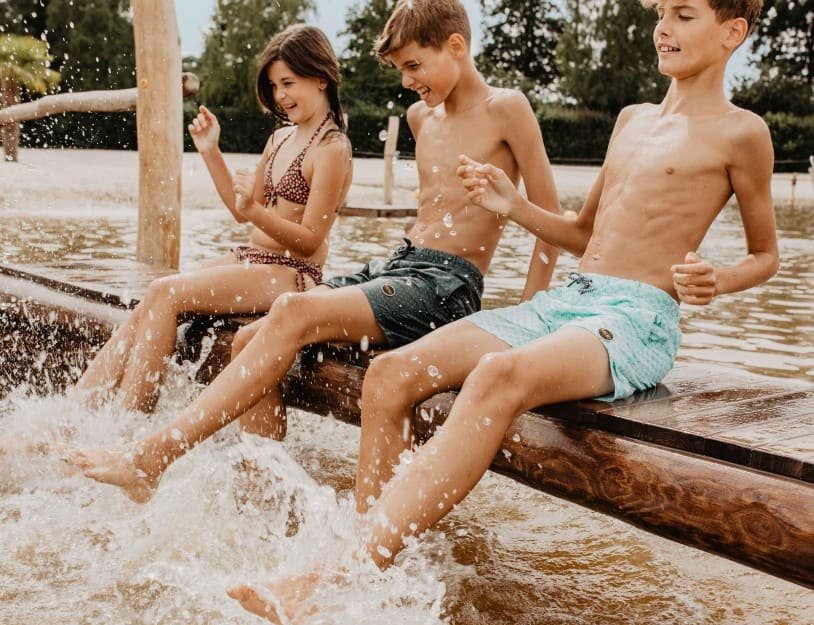 camping-de-kleine-wolf-faciliteit-zandstrand-meisje-links-blauwlucht-klein.jpg