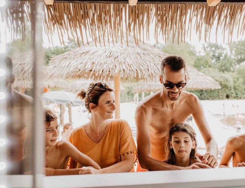 Camping-de-kleine-wolf-faciliteit-beachbar-gezin.jpg