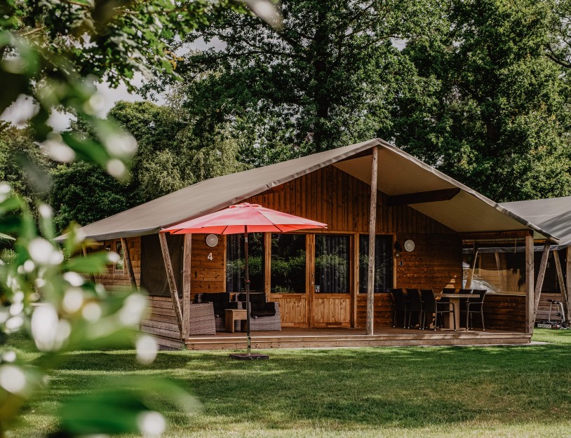 Camping-De-Kleine-Wolf-Accommodatie-Zwaluwlodgebeetje-min.jpg