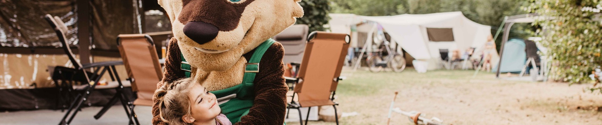 Camping-de-kleine-wolf-animatie-wolfie-knuffelen-meisje.jpg