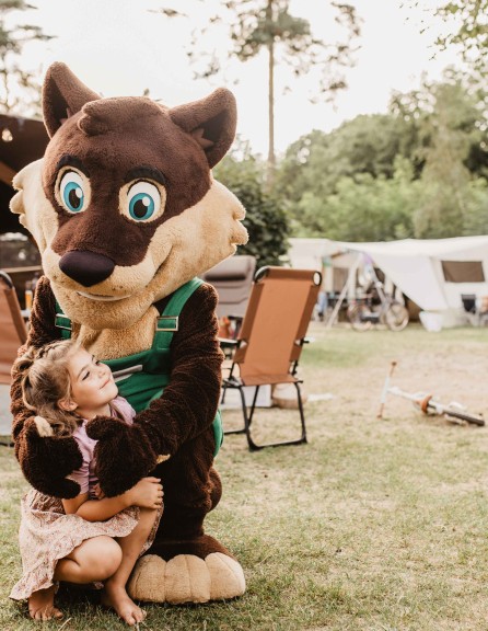 Camping-de-kleine-wolf-animatie-wolfie-knuffelen-meisje.jpg