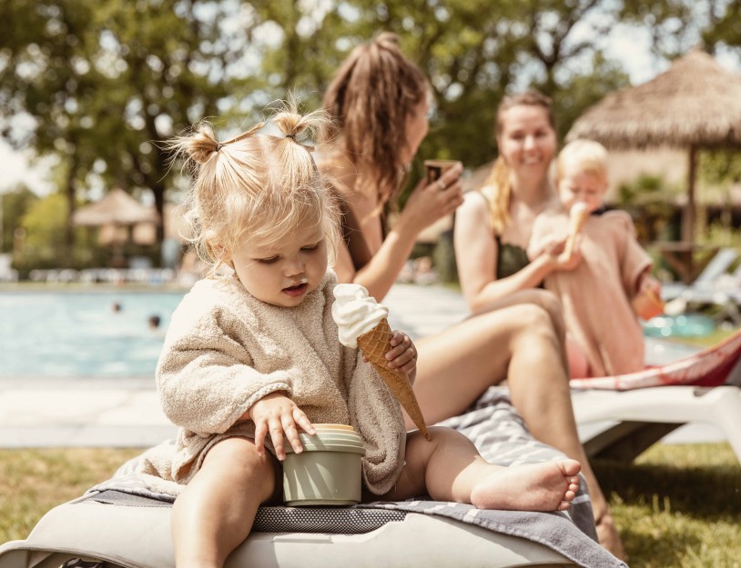Camping-de-kleine-wolf-faciliteit-zwembad-buitenzwembad-extrabuitenbad-ligbed-meisje-spelen.jpg