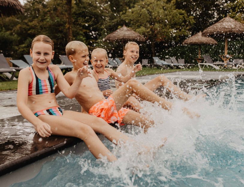 Camping-de-kleine-wolf-faciliteit-zwembad-extra-buitenbad-kinderen-springen-4.jpg