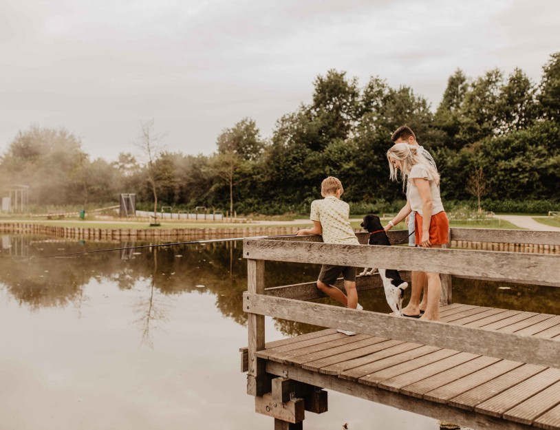 Camping-de-kleine-wolf-faciliteit-visvijver-gezin-vlonder-vissen.jpg